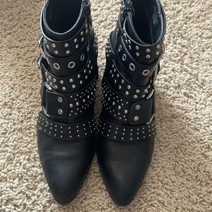 Super cute Fergalicious black boots